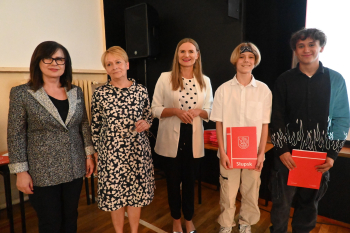 Wspólna fotografia uczestniów projektu z Wiceprezydentką Miasta Słupska - Martą Makuch, Dyrektorką Wydziału Edukacji - Anną Sadlak i Dyrektorką ZSE - Renatą Draszanowską